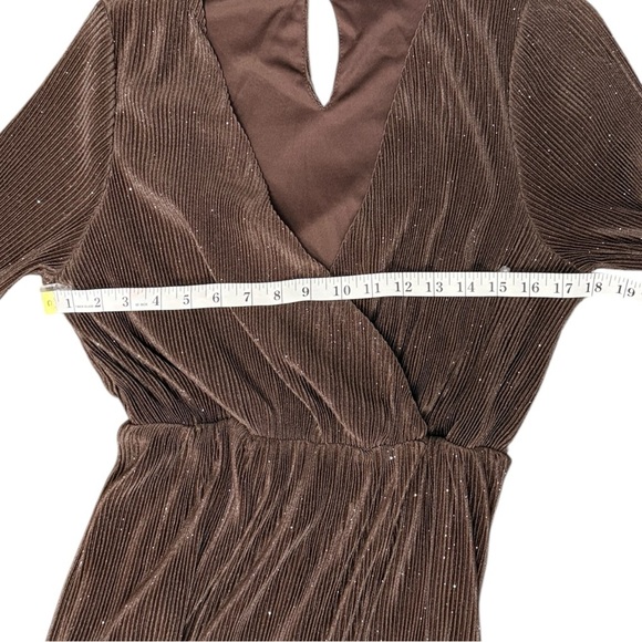 Elegant Pleated Ribbed Textured V Neck Metallic Brown Evening Wedding Maxi Dress - Picture 9 of 11